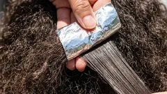 Foliolla ihmeitä: temppu, joka muuttaa hallitsemattomat hiukset upeiksi kiharoiksi muutamassa minuutissa