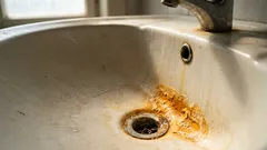 Keltaisia tahroja? Lisää ripaus kotitekoista jauhetta, niin et tunnista pesuallastasi